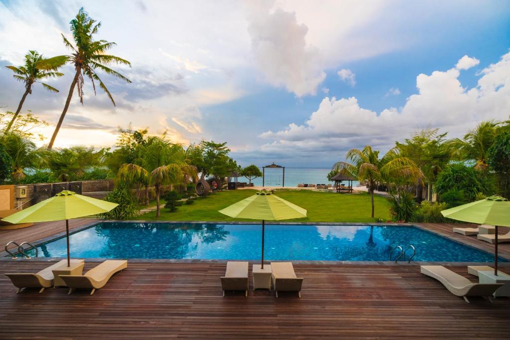 D'Nusa Beach Club pool and beach front - Nusa Lembongan