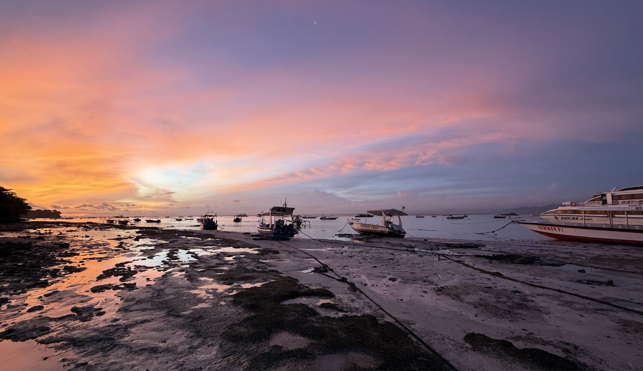 Sunset over Jungut Batu at low tide - Island Pulse 