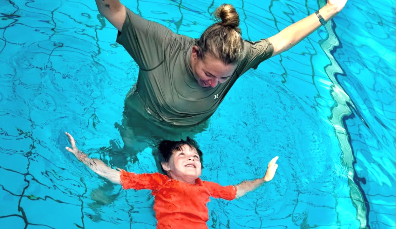 Swimming Teacher in pool with student - Swimming lessons Nusa Lembongan