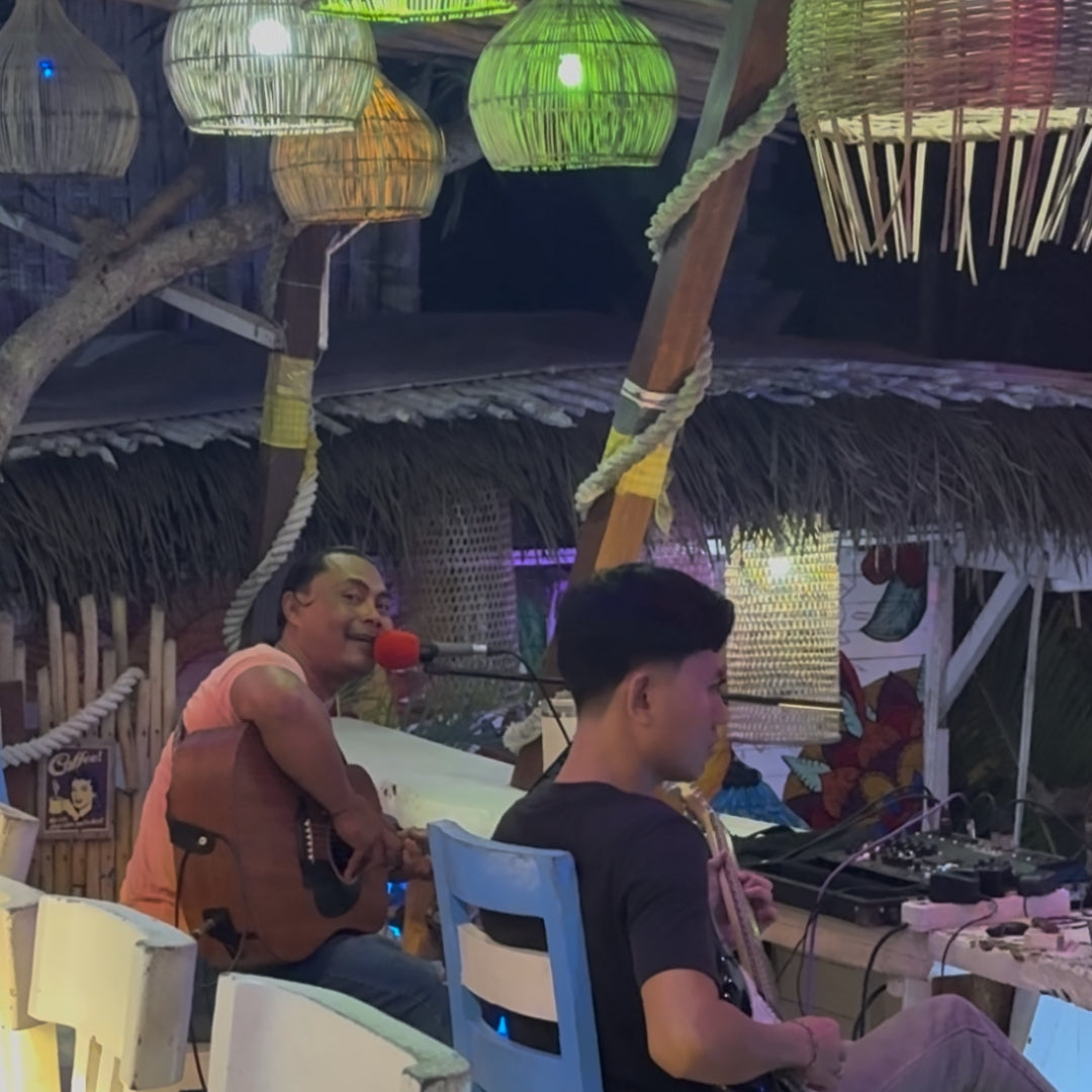 Local musicians performing at Seabreeze Cafe in Nusa Ceningan