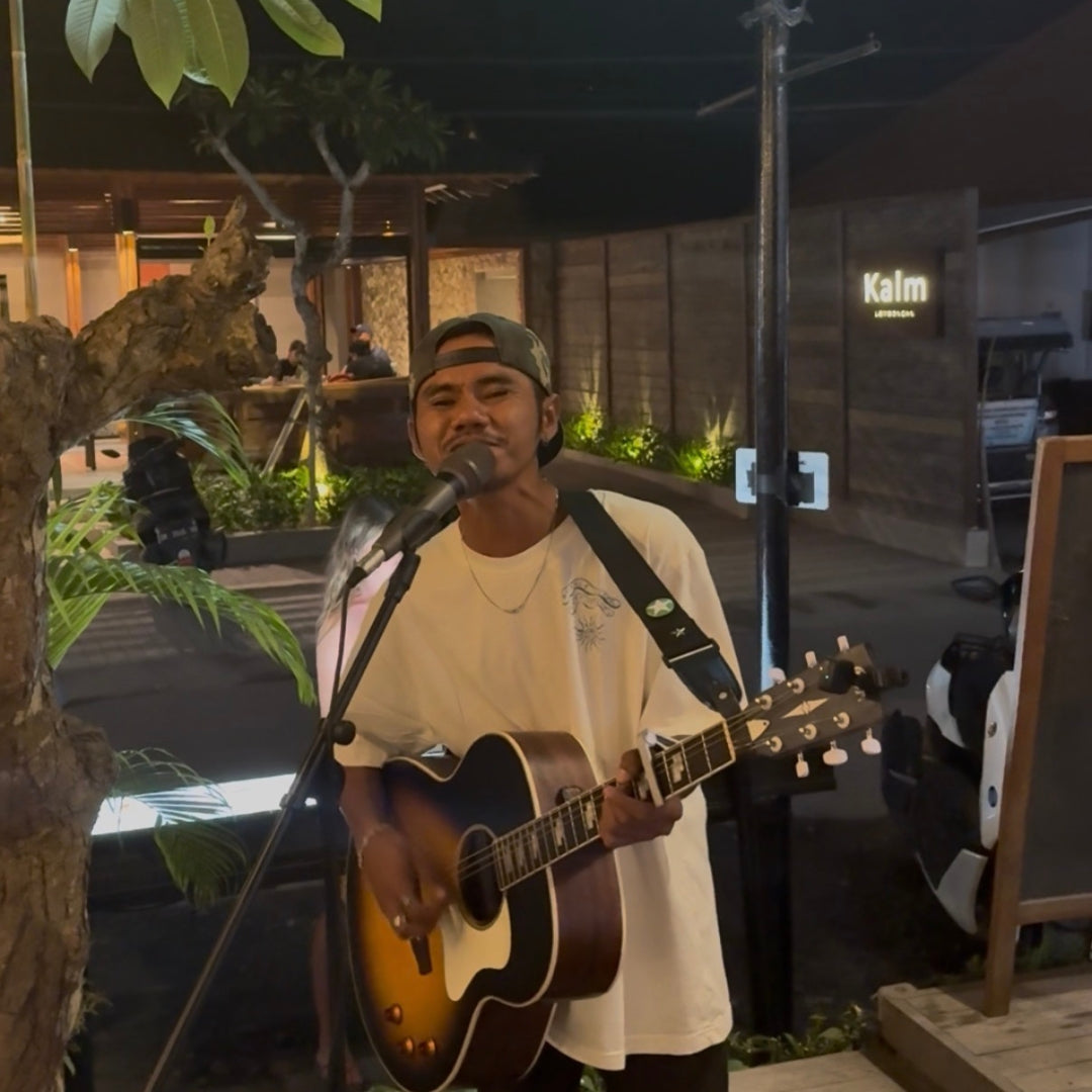 Local musician Ary performing at Acala Bar & Bistro in Nusa Lembongan